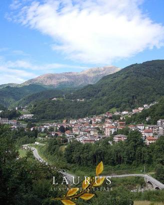 Rustico / Casale di 5030 m² con più di 5 locali e 