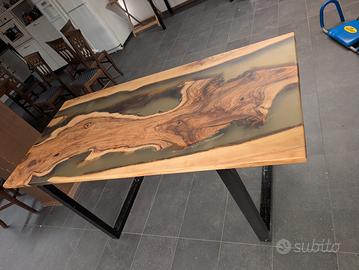 tavolo in legno di ulivo è resina 