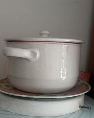 pentola in ceramica con coperchio 