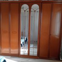  un armadio con 6 ante