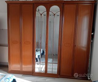  un armadio con 6 ante