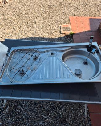 Fornelli e lavabo roulotte