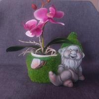 Vaso in Resina a forma di Gnomo con Erba Sintetica