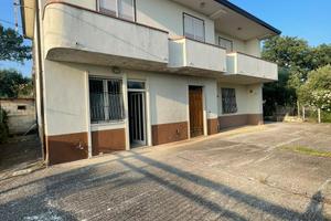 Villa con giardino e terreno a Fontanarosa