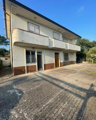 Villa con giardino e terreno a Fontanarosa