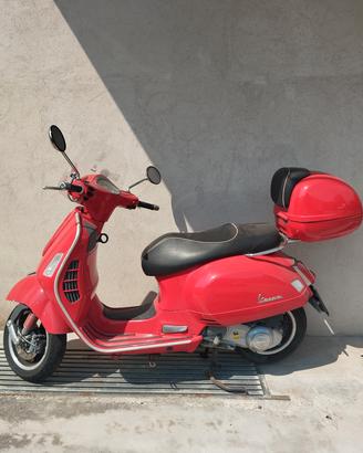 Vespa GTS 300 IE rossa