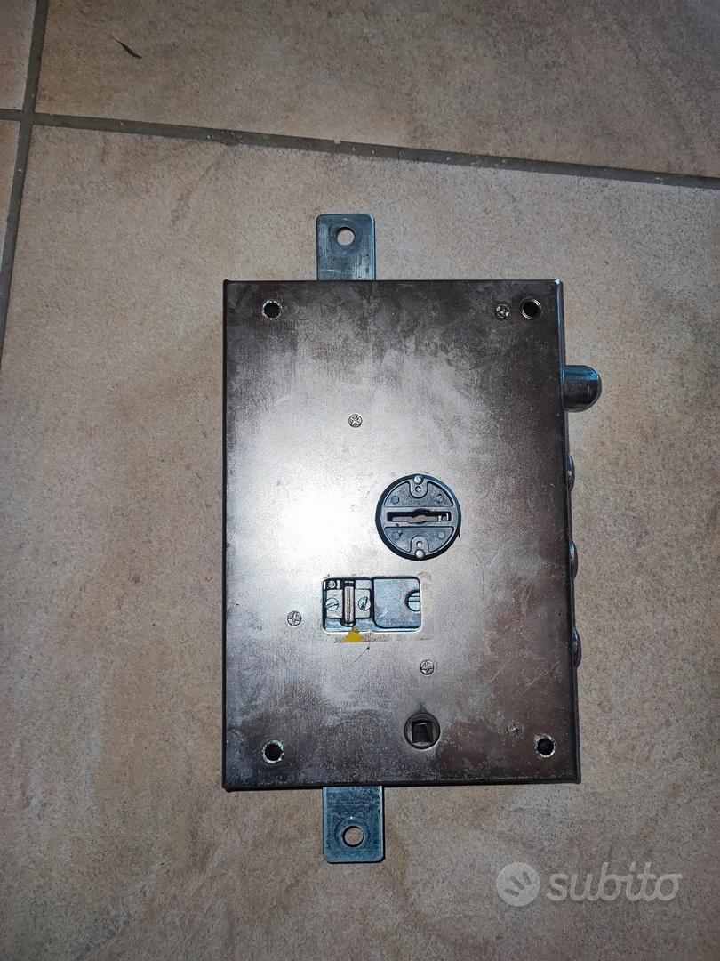 Serratura a doppia mappa per porte blindate CISA Art. Art. 57515.68 CH/C con 3 chiavi corte e 1 di servizio