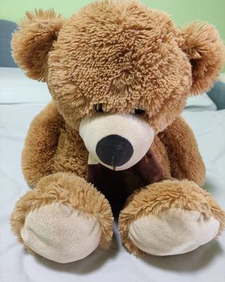 Morbidissimo peluche orsetto marrone con sciarpa
