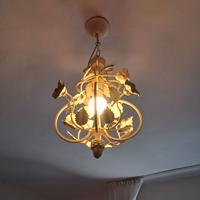 Lampadario in ferro battuto stile shabby con rose