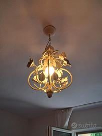 Lampadario in ferro battuto stile shabby con rose