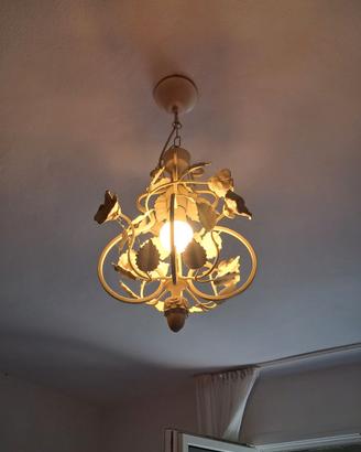 Lampadario in ferro battuto stile shabby con rose
