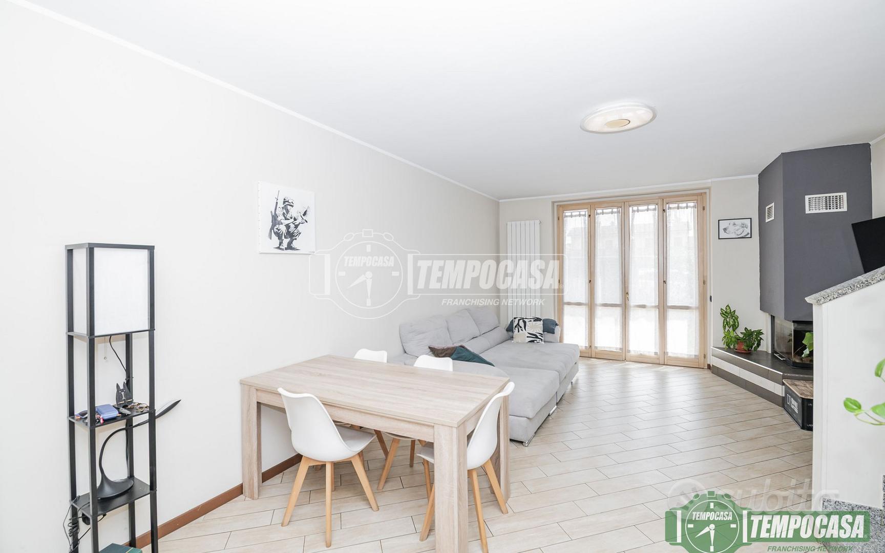 SPLENDIDA VILLA A SCHIERA CON GIARDINO E BOX DOPPI - Vista 4