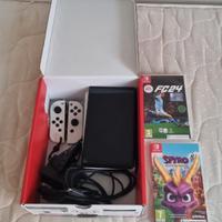 Nintendo Switch OLED bianca + 2 giochi (foto)