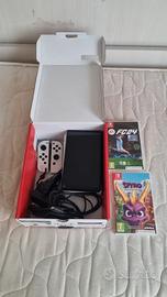 Nintendo Switch OLED bianca + 2 giochi (foto)
