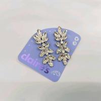 Eleganti orecchini pendenti con cristalli luminosi