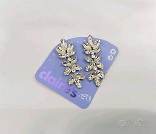 Eleganti orecchini pendenti con cristalli luminosi