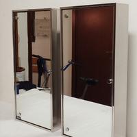 coppia mobiletti bagno anni 70 cromati e specchio 