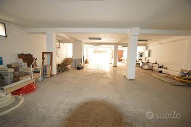 Locale uso magazzino con piazzale
