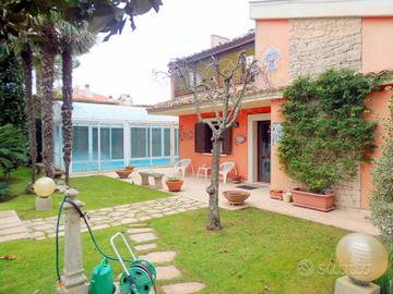 Villa su più livelli con piscina coperta e sauna