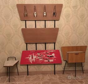 Ingresso con attaccapanni, mobiletto e sedile '70