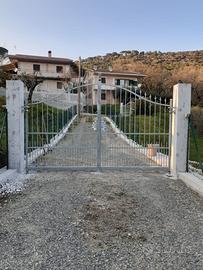 Primo piano di villetta con terreno ed uliveto