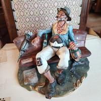 PORCELLANA CAPODIMONTE VECCHIO SU PANCHINA Con omb