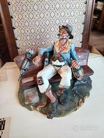 PORCELLANA CAPODIMONTE VECCHIO SU PANCHINA Con omb