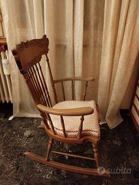 sedia a dondolo intarsiata 
