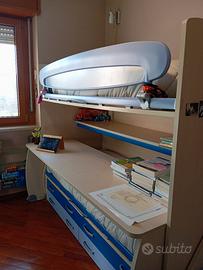 Letto a castello con scrivania estraibile