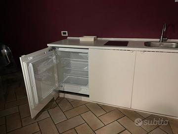 Mobile cucina con frigo e lavabo