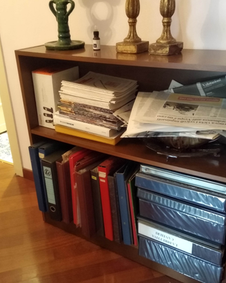 Scaffale basso libreria aperto con due ripiani