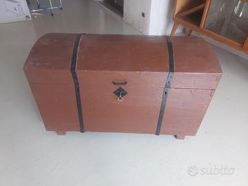 Baule antico in legno con rinforzi in ferro