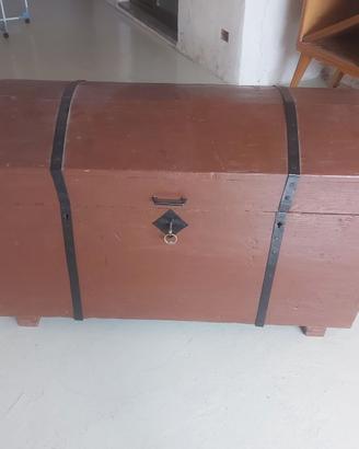 Baule antico in legno con rinforzi in ferro