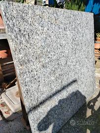 Lastra in granito piano quadrato grigio