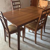 Tavolo in legno con 6 sedie