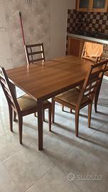 Tavolo in legno con 6 sedie