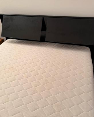 Letto matrimoniale insieme al materasso