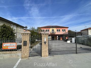 Casa-bottega, fabbricato multiuso in centro paese