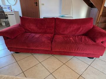 2  divani. Venduti anche singolarmente.