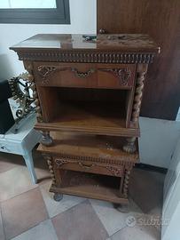 Coppia di comodini in legno