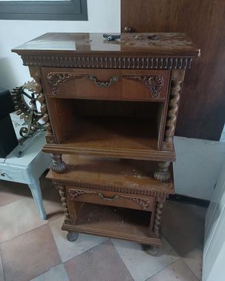Coppia di comodini in legno