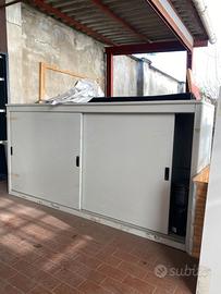 Armadio in metallo con anta a scorrimento