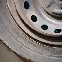 Cerchi in ferro con gomme usate