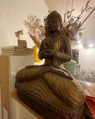 Statua Buddha seduto in pietra rifinitura col. Oro