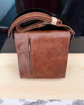 Borsa a tracolla uomo in ecopelle marrone- elegsnt