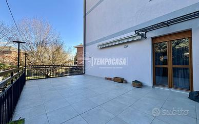 TRILOCALE AL PIANO RIALZATO CON TERRAZZO, BOX AUTO