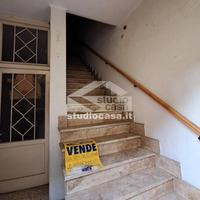 DUE APPARTAMENTI COMPLETAMENTE DA RISTRUTTURARE