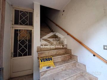 DUE APPARTAMENTI COMPLETAMENTE DA RISTRUTTURARE