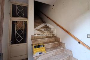 DUE APPARTAMENTI COMPLETAMENTE DA RISTRUTTURARE