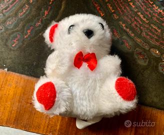 Orsetto di peluche bianco e rosso